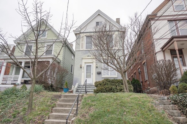 Building Photo - Awesome 4 Bed/ 2 Full Bath on Fairview Min...