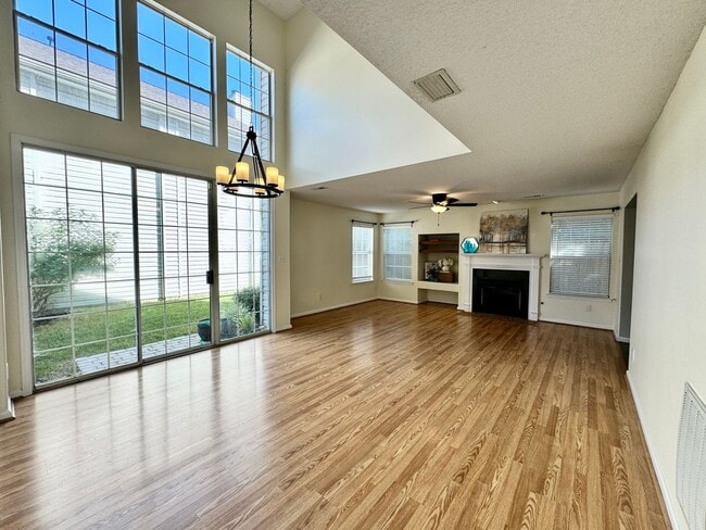 Building Photo - Available 08-08-25 in Cedar Crossing! A Pe...