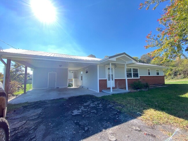 Building Photo - 3 Bedroom 1 Bathroom House with carport on...