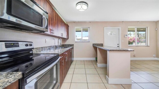 Building Photo - 592 NE 150th St