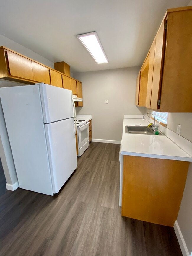 Building Photo - R242b