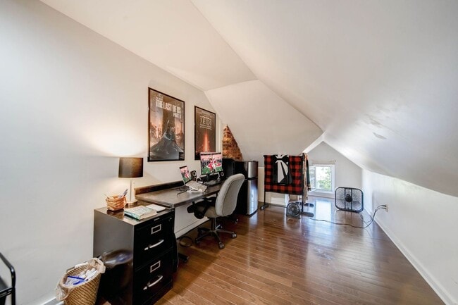 Building Photo - Prime Location 4BR house just off High St!