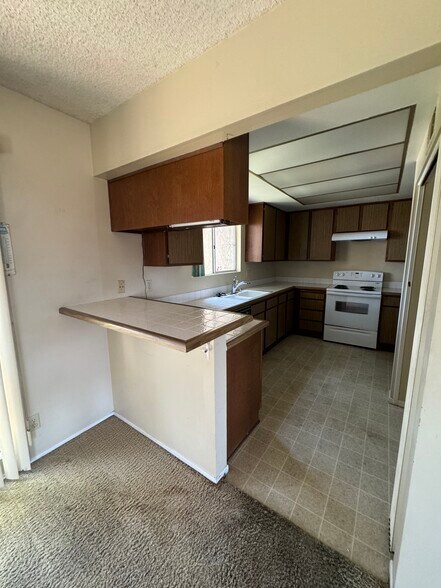 Building Photo - 330 Ivy Ln