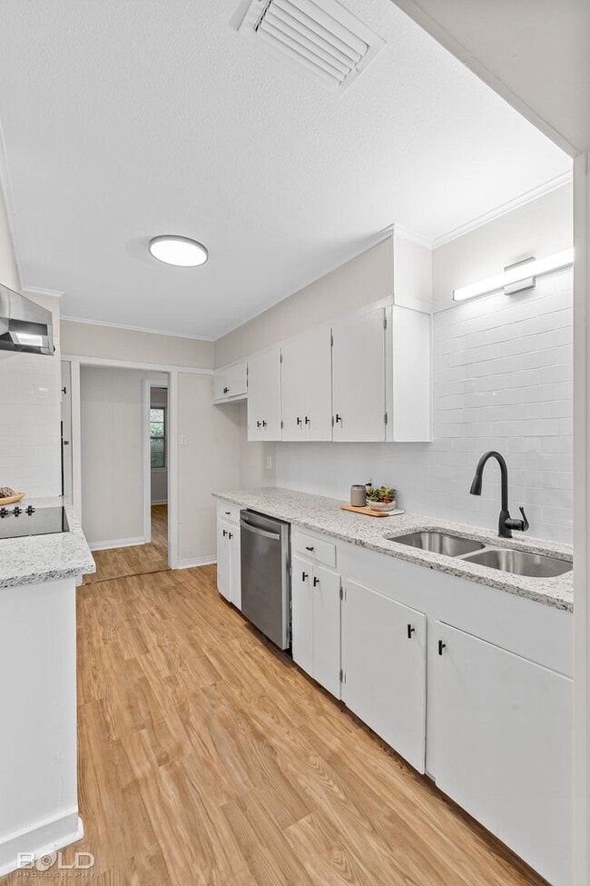 Building Photo - 6119 Bradford Dr