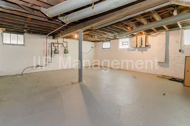 Building Photo - 3102 Montclair Ave