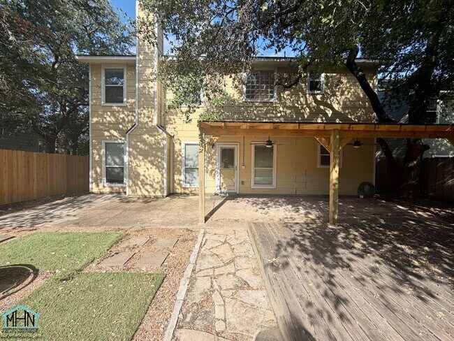 Building Photo - 518 Willow Grove Dr