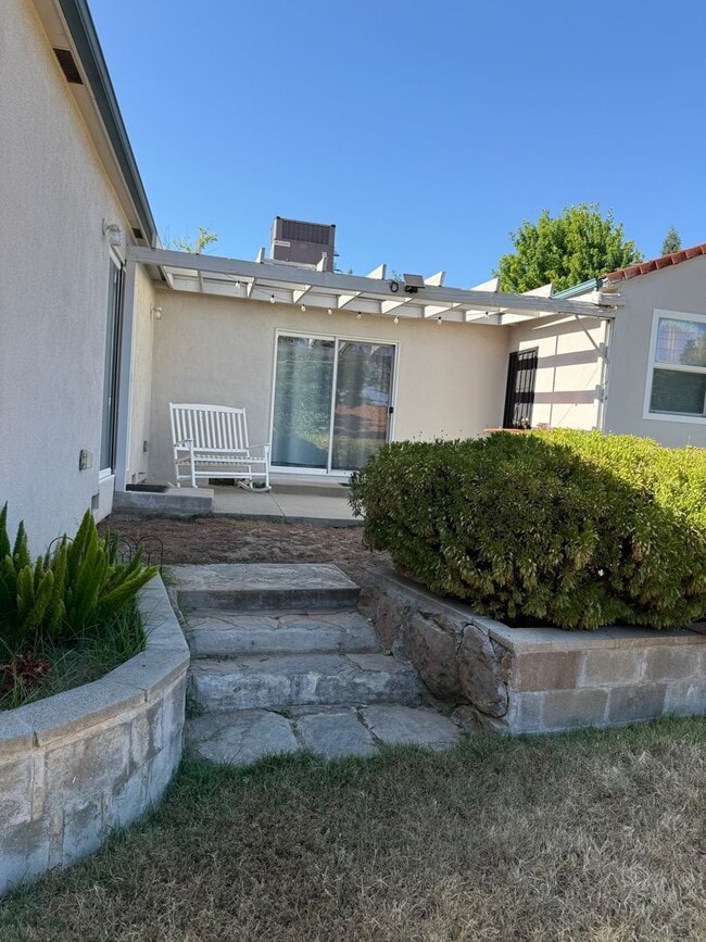 Building Photo - Spacious 3 bed 2 bathroom with 2 car garage
