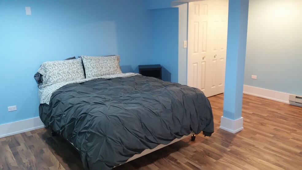 Bedroom - 2858 W Henderson St