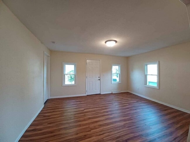 Building Photo - 2 bedroom house for rent