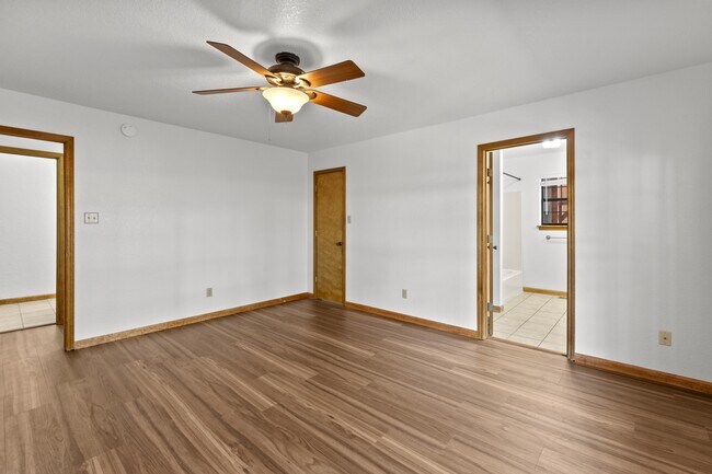 Building Photo - 103 E Miller Ct
