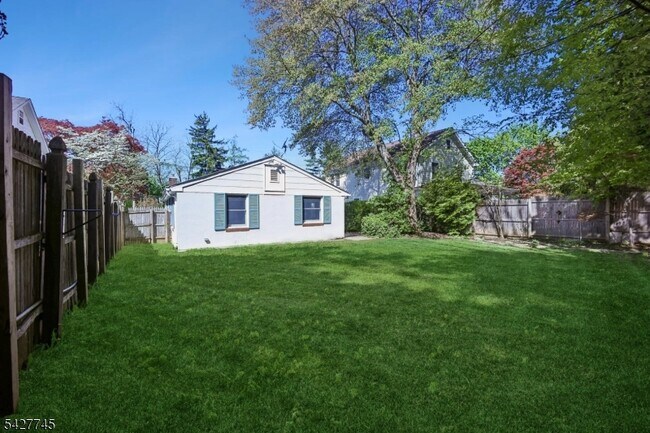 Building Photo - 32 Center St