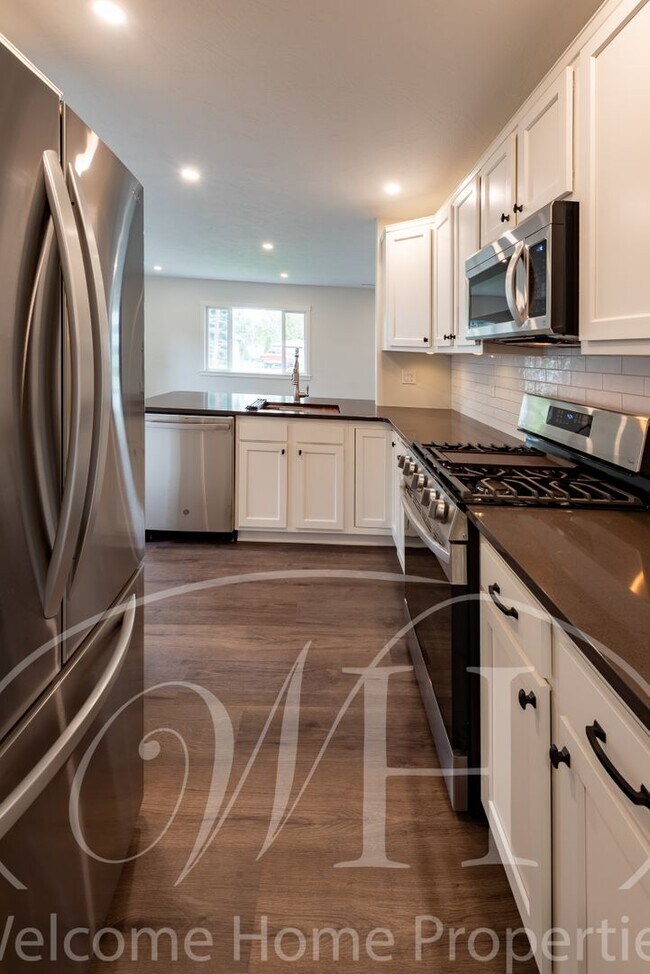 Building Photo - Country Living in Gorgeous 2 Bedroom Home Near Town