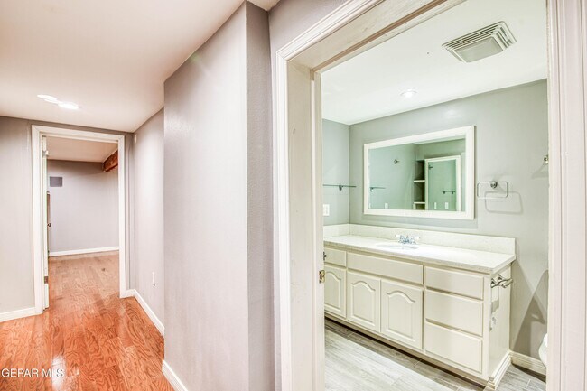 Building Photo - 1701 Elm St