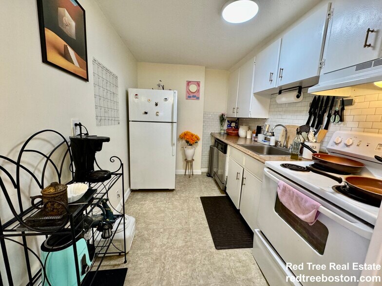 Building Photo - 172 River St