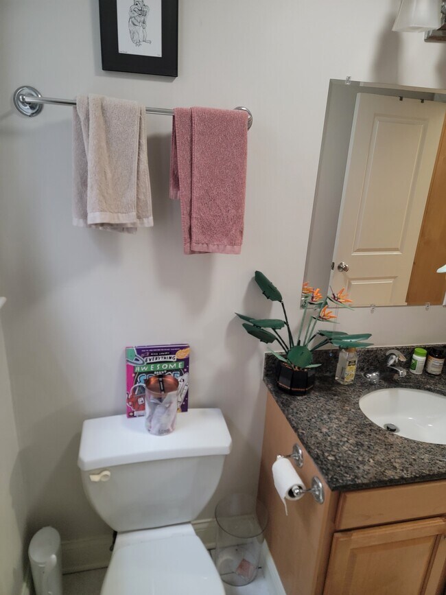 Building Photo - 7627 N Greenview Ave