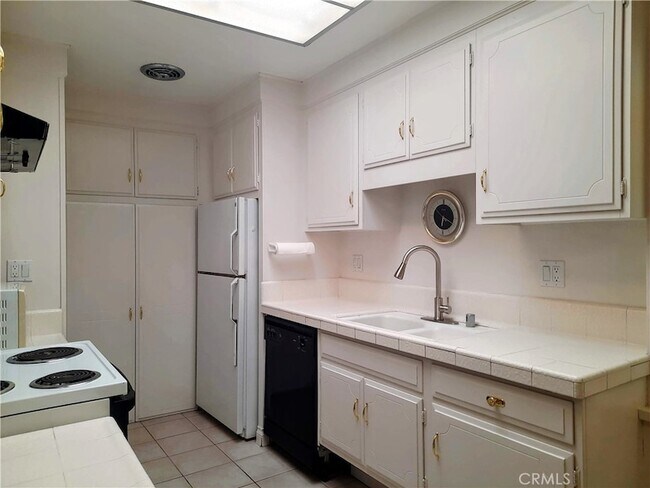 Building Photo - 2233 Via Puerta