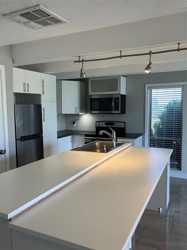 Building Photo - 5918 Lago Vista Way