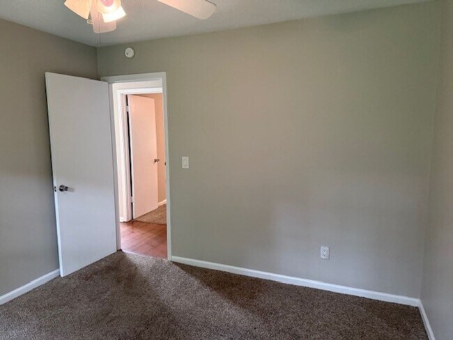 Building Photo - Nice 3 Bed 2 Bath Available Now!