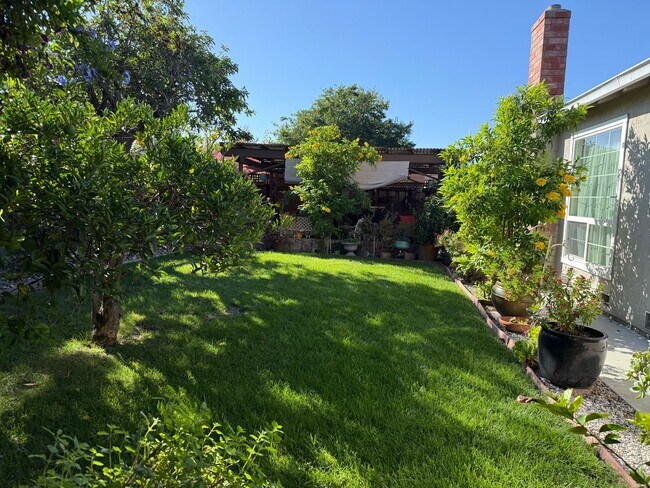 Building Photo - 726 Shawnee Ln