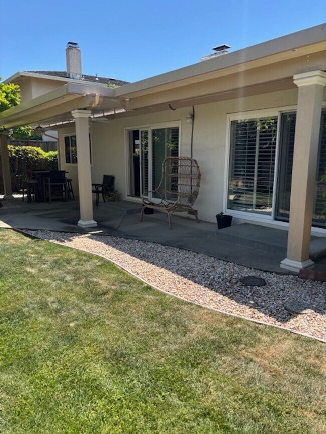 Building Photo - Single Story Home in a Very Desirable Suns...