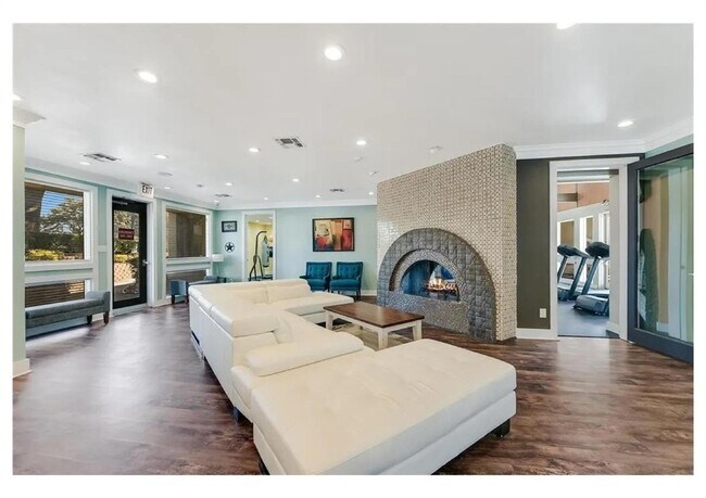Building Photo - 935 La Posada Dr