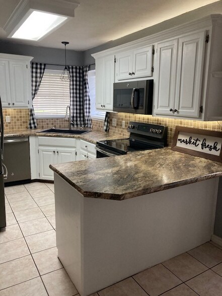 Building Photo - 6017 Summerwood Ln
