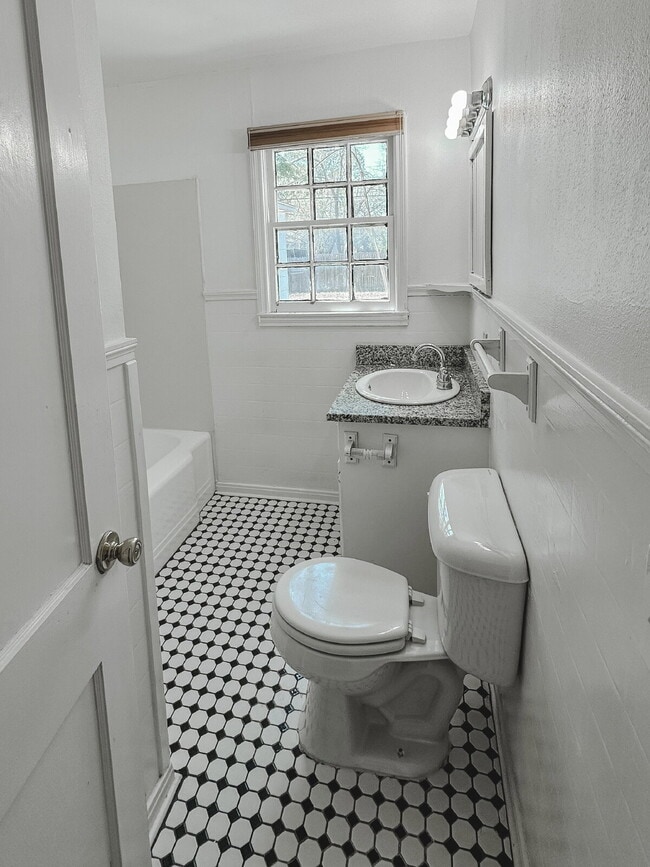 Building Photo - Cute 2/2 with lots of character!