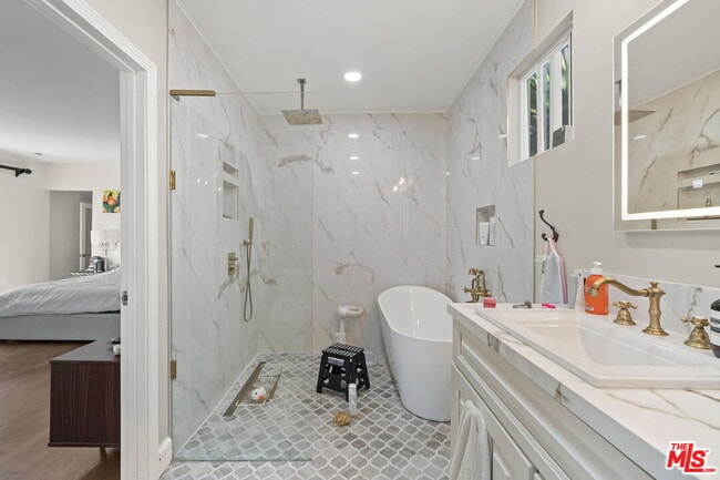 Building Photo - 962 S Plymouth Blvd