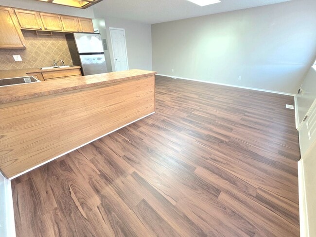 Building Photo - Large 2 Bedroom Apartment with Peak Views!