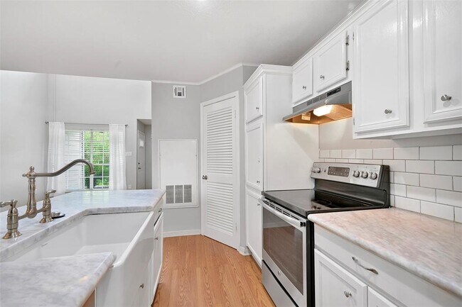 Building Photo - 2323 Fairwind Rd