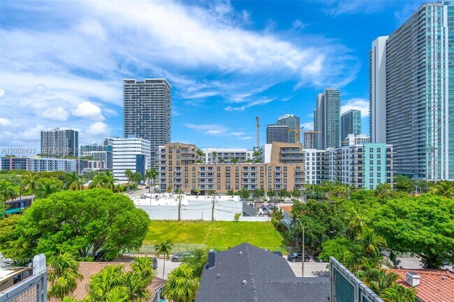 Building Photo - 321 NE 26th St