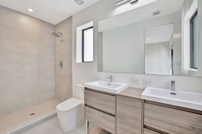 Building Photo - 4208 NE 7th Terrace