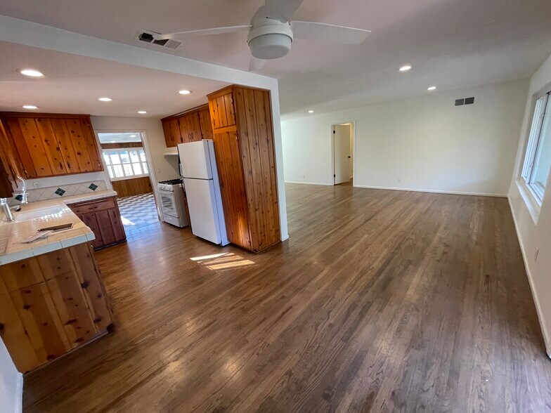 Building Photo - 855 Cornish Dr