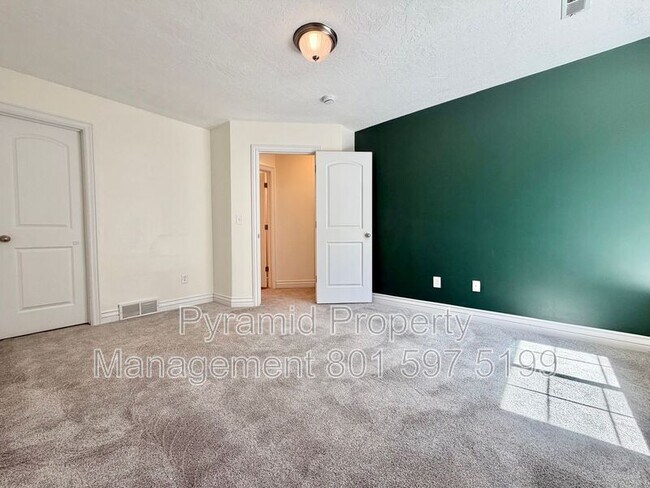 Building Photo - 6935 Traveler Ln