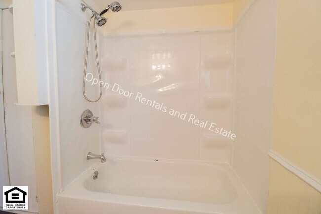 Building Photo - $200 off first months rent! 3 bedroom home...