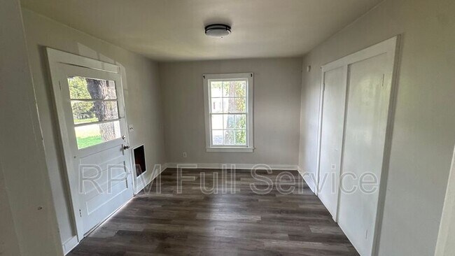Building Photo - 423 Maple St