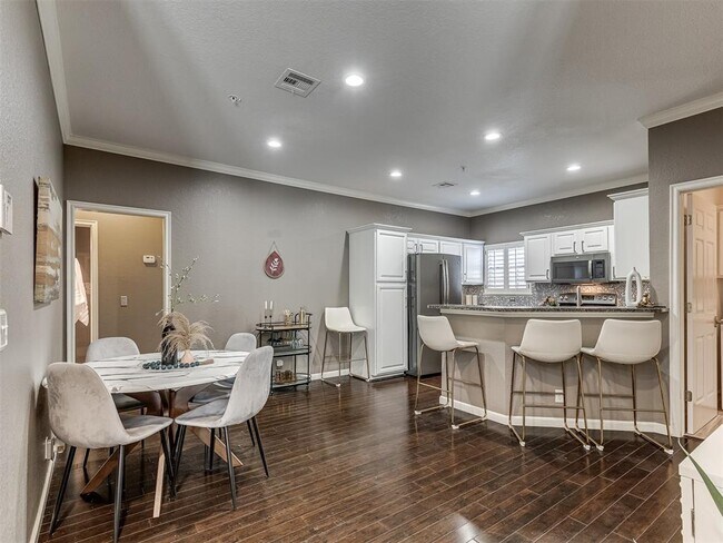 Building Photo - 6162 N Brookline Ave