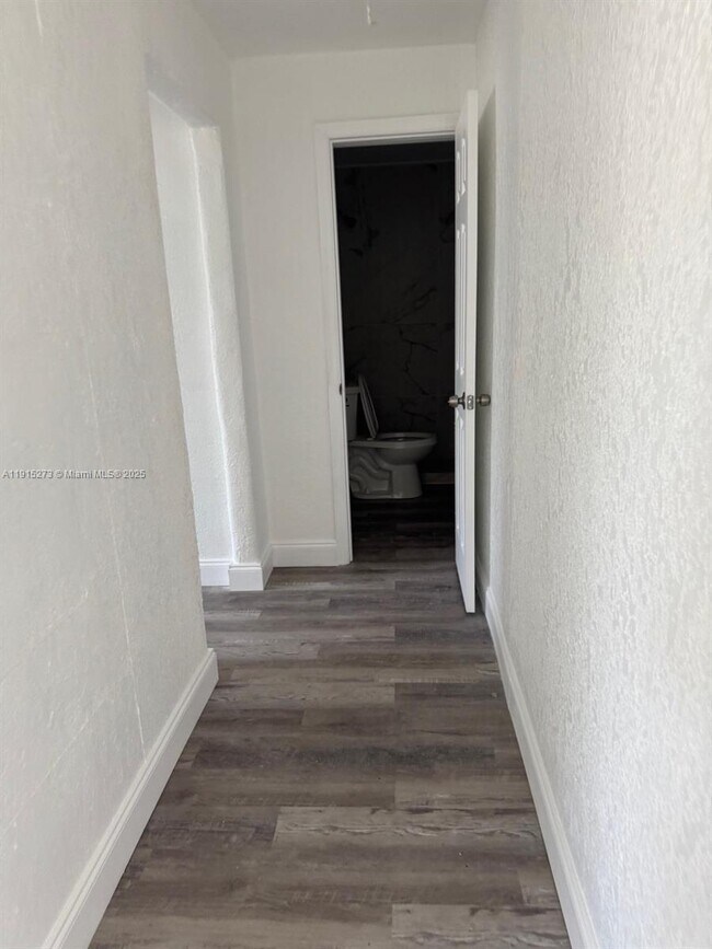 Building Photo - 46 S Oleander Ave