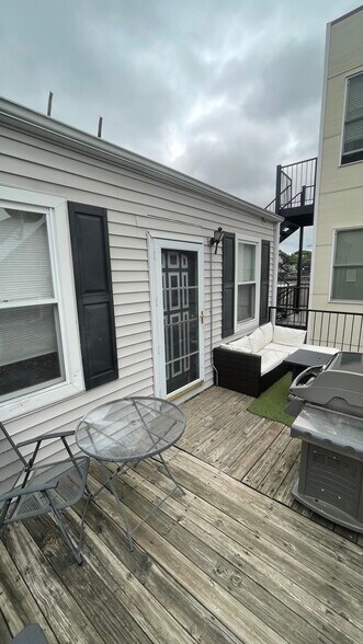 Primary Photo - 2240 W Palmer St