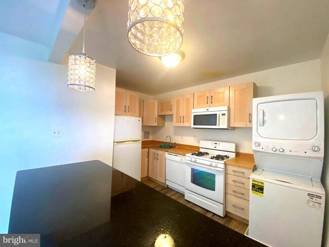 Building Photo - 3705 S George Mason Dr