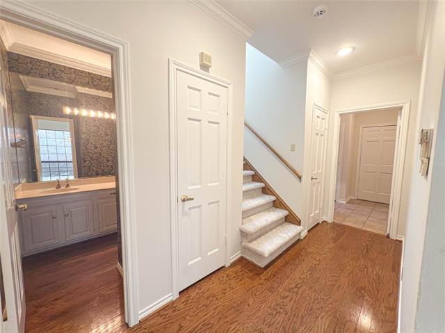 Building Photo - 5991 Lindenshire Ln