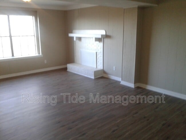 Building Photo - 8905 Valley Hill Dr