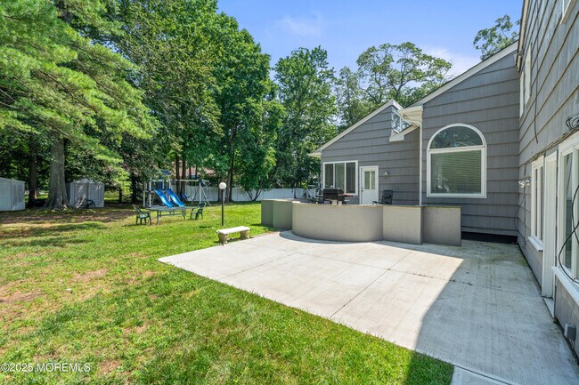 Building Photo - 460 Runyan Ave