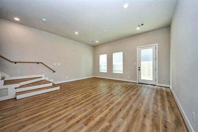 Building Photo - 2189 Mansfield St
