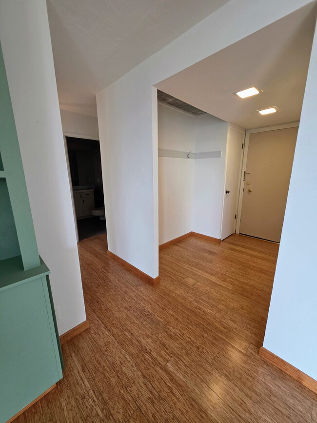 Building Photo - Super Spacious 1 Bedroom- Views of the City - Water and Garbage Included