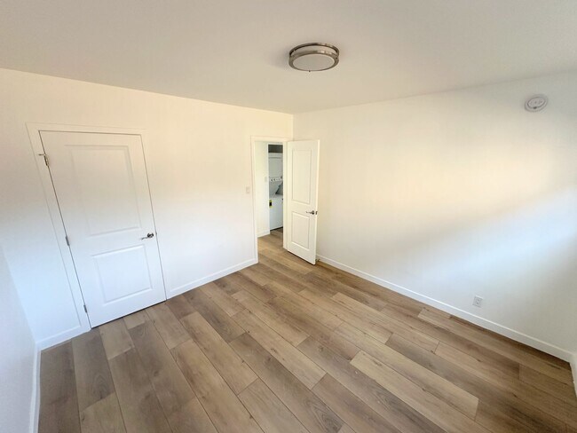 Building Photo - 2bd/1ba in Sherman Oaks w/ parking, washer/dryer in unit!