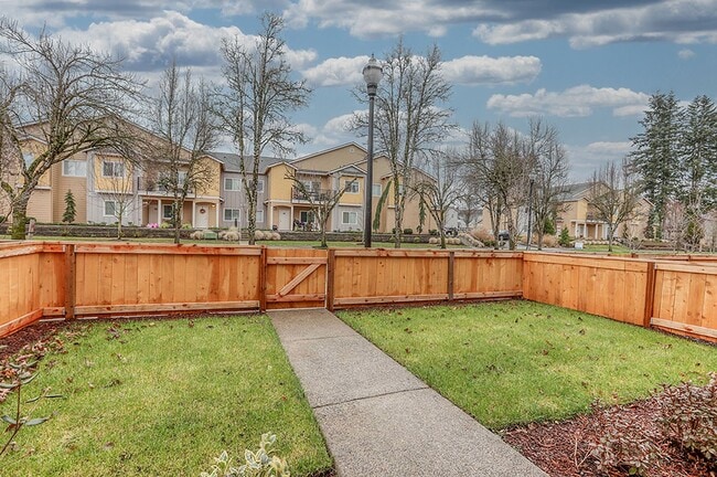 Building Photo - 3 Bedroom 2.5 Bathroom Home with Beautiful Finishes!!