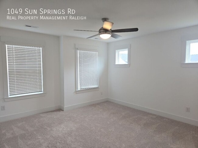 Building Photo - 1049 Sun Spgs Rd