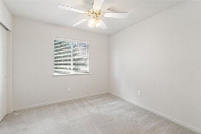 Building Photo - 7 Pewter Ct