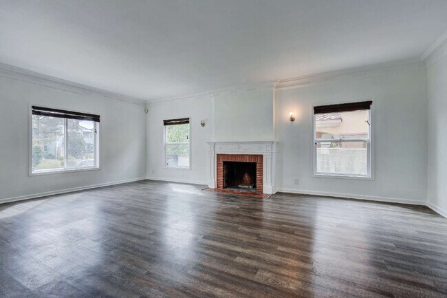 Building Photo - Stylishly Renovated Retro Duplex in the He...
